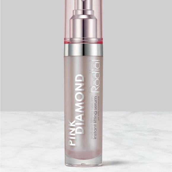 A triple-action flash radiance serum with an immediate skin-lifting effect. 30ml - Picture 2 of 3